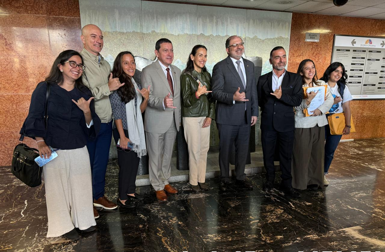 El equipo de la campaña Mareas Vivas entregando el proyecto de ley